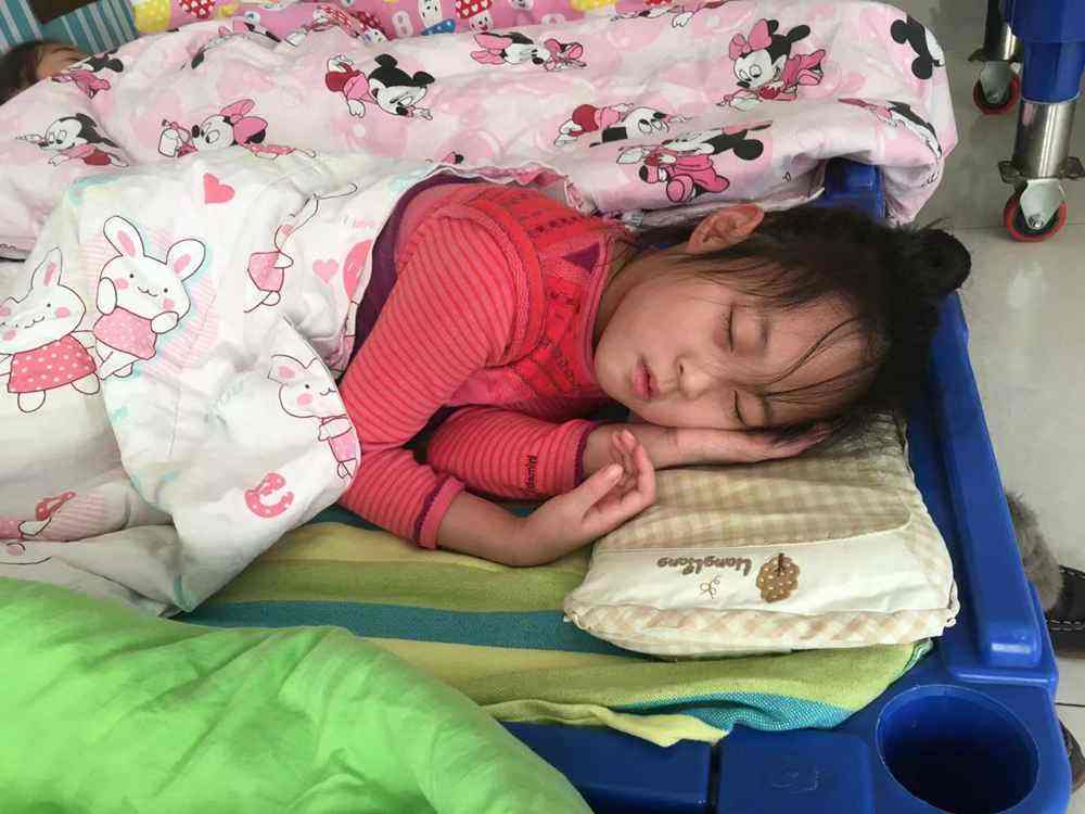 儿子在家从不午睡，在幼儿园却非常乖巧，妈妈看了监控很难受