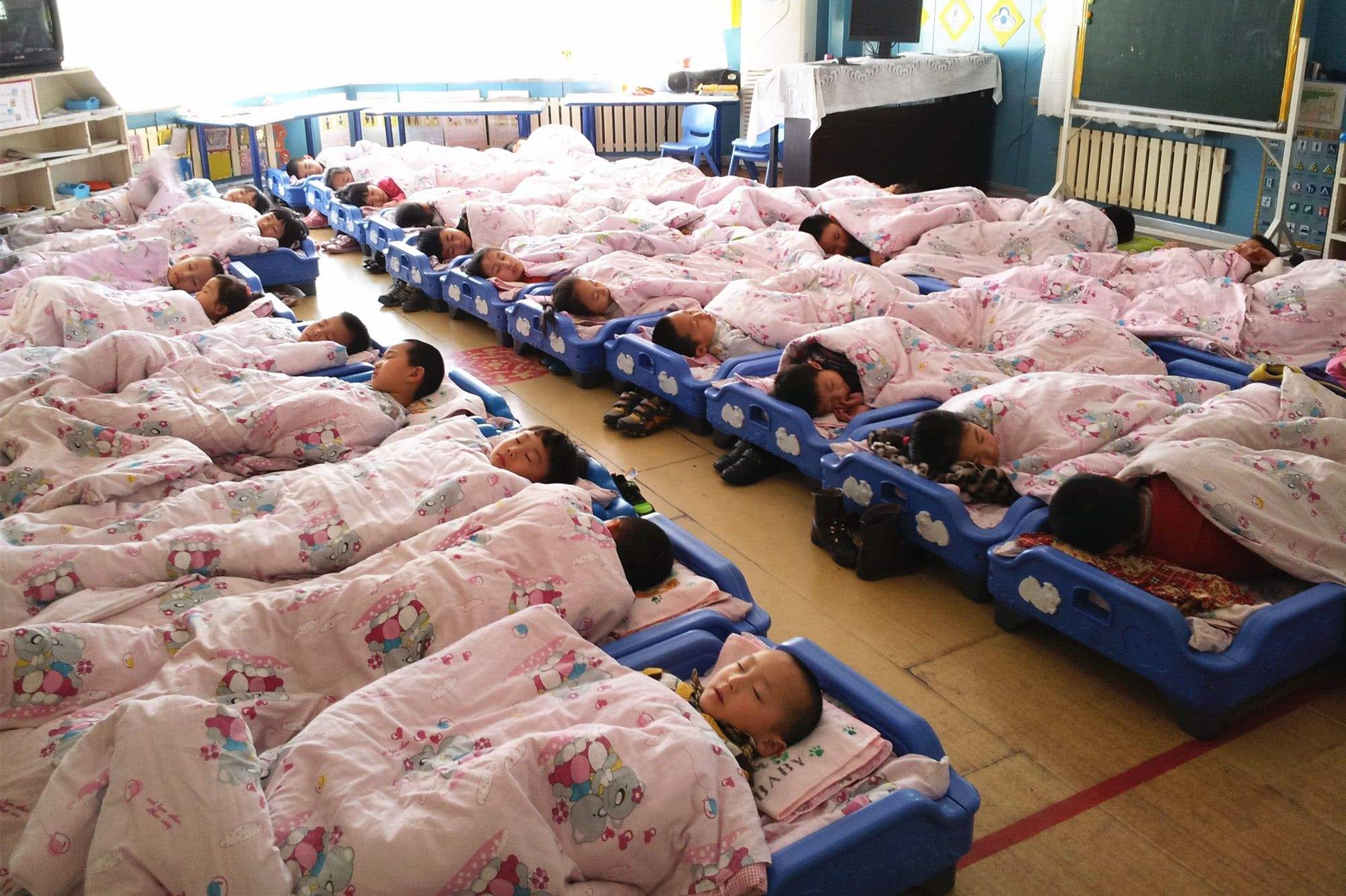 儿子在家从不午睡，在幼儿园却非常乖巧，妈妈看了监控很难受