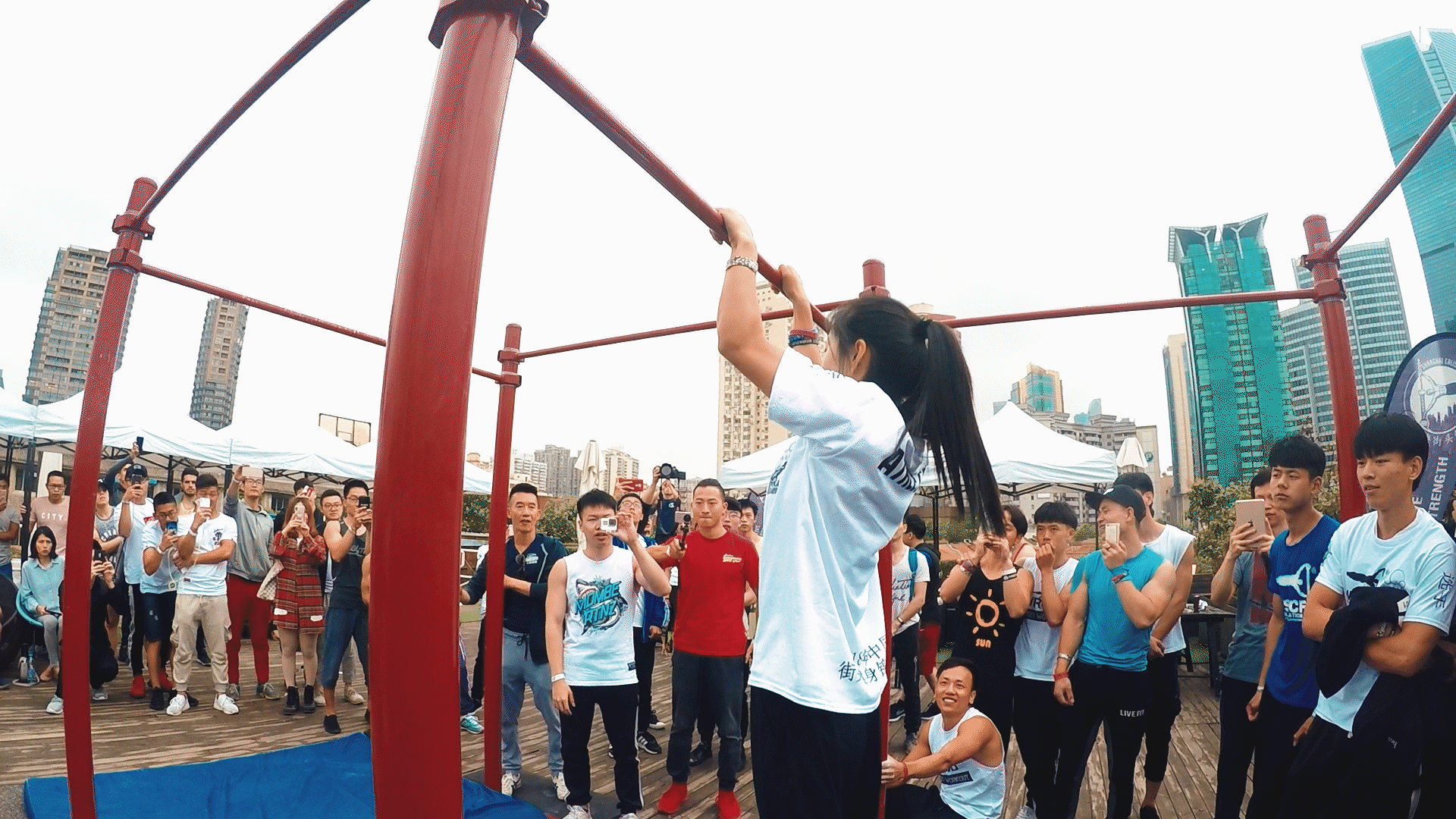 8块腹肌的中国街健女神，各种单杠动作，多少男生自愧不如