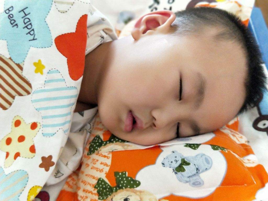 儿子在家从不午睡，在幼儿园却非常乖巧，妈妈看了监控很难受