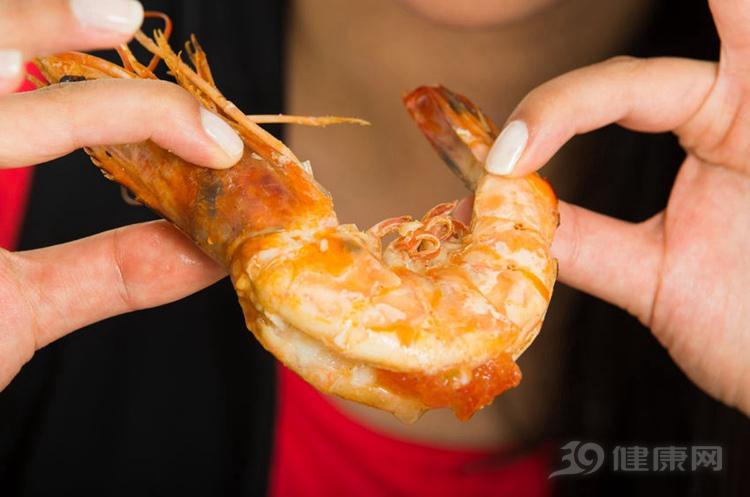 脸上过敏发红怎么办，如何预防颜面再发性皮炎？