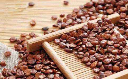 晚上失眠吃什么好，可以试试酸枣仁食品